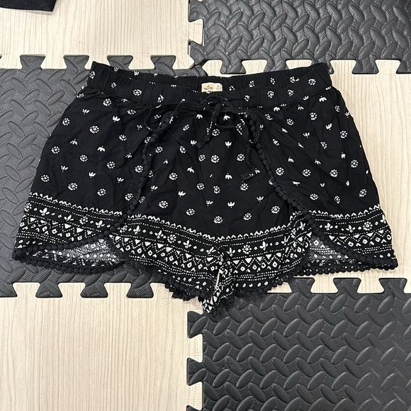 Hollister black printed flow shorts with lots of detailing size extra small - Picture 3 of 10